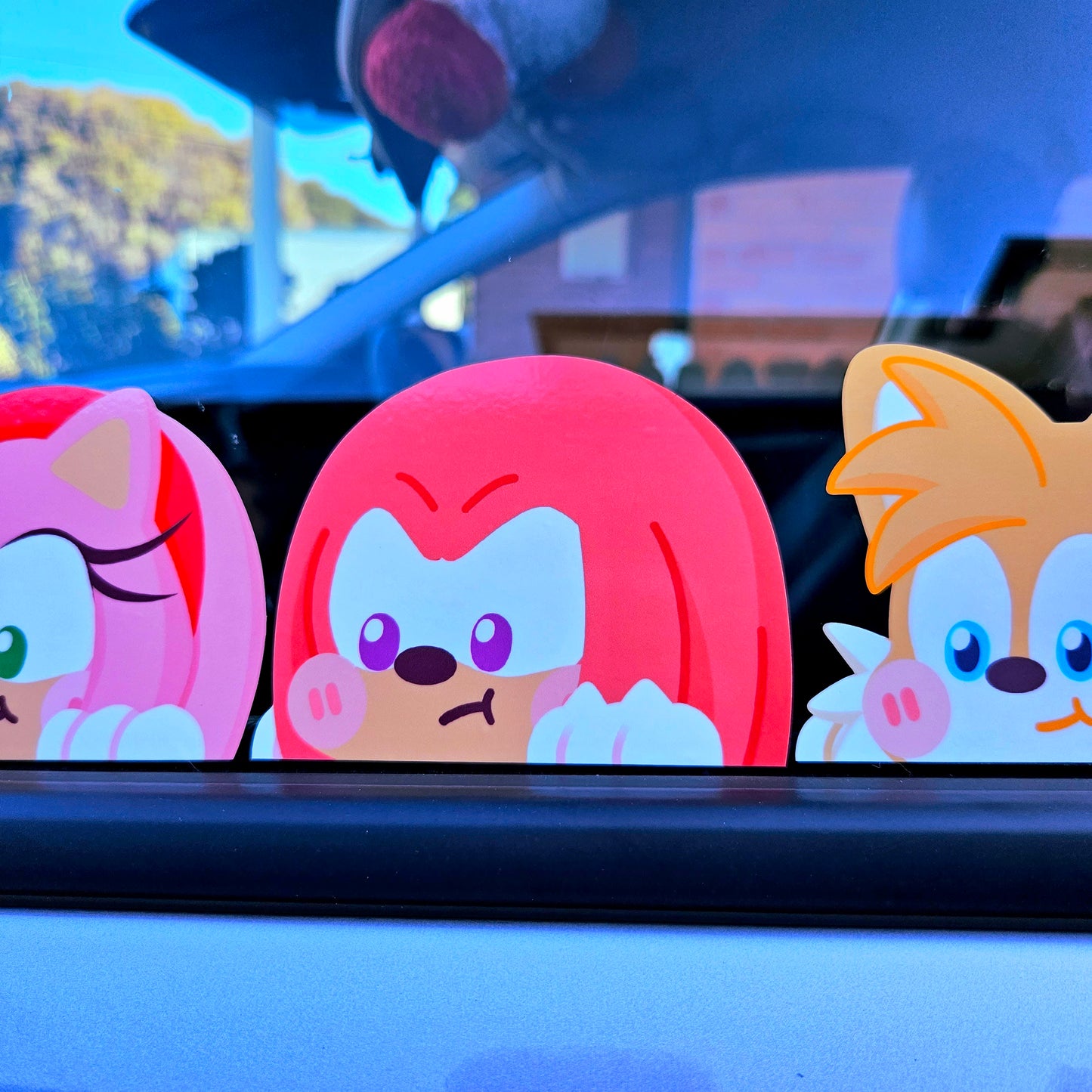 Knuckles Peeker